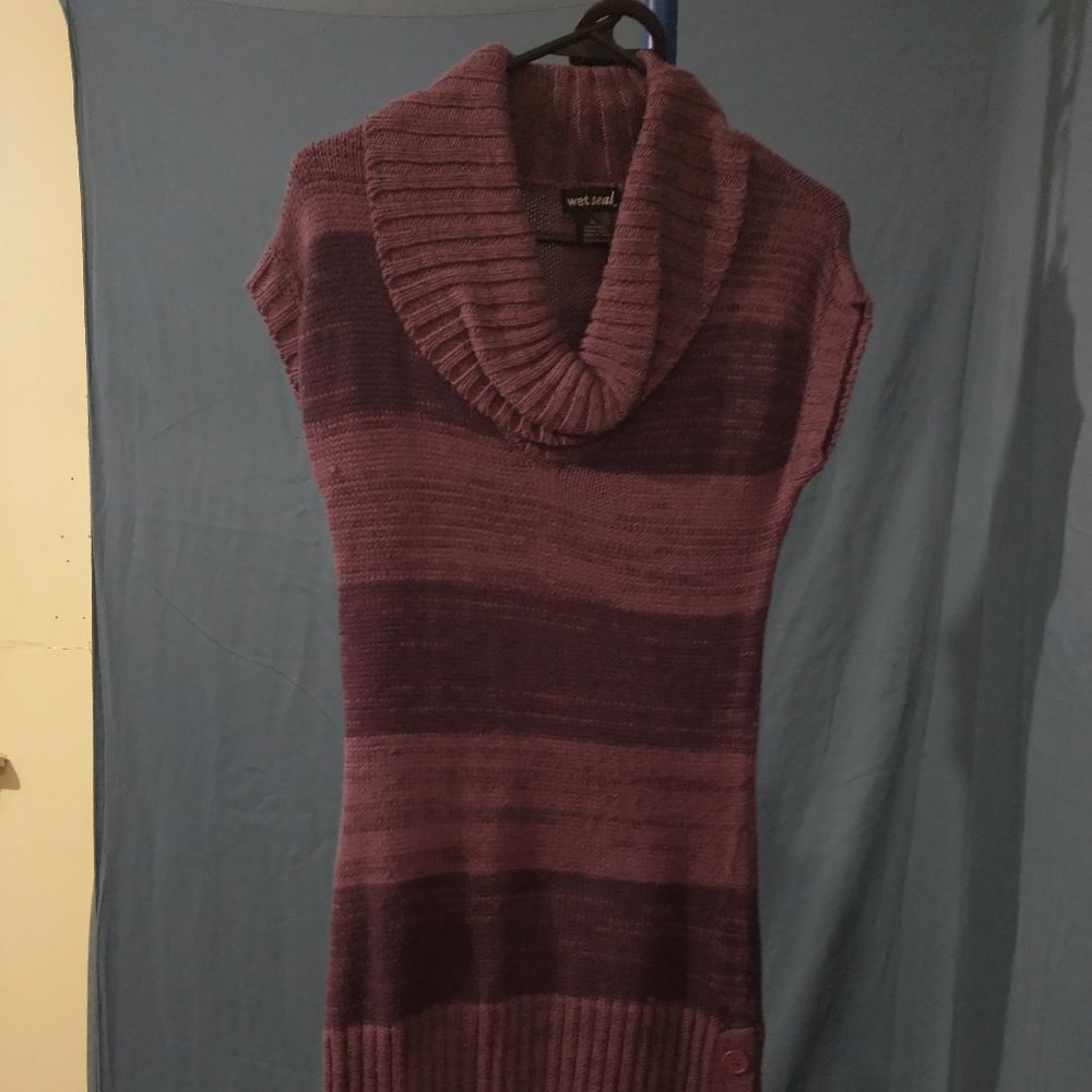 Purple sleeveless sweater dress with belt